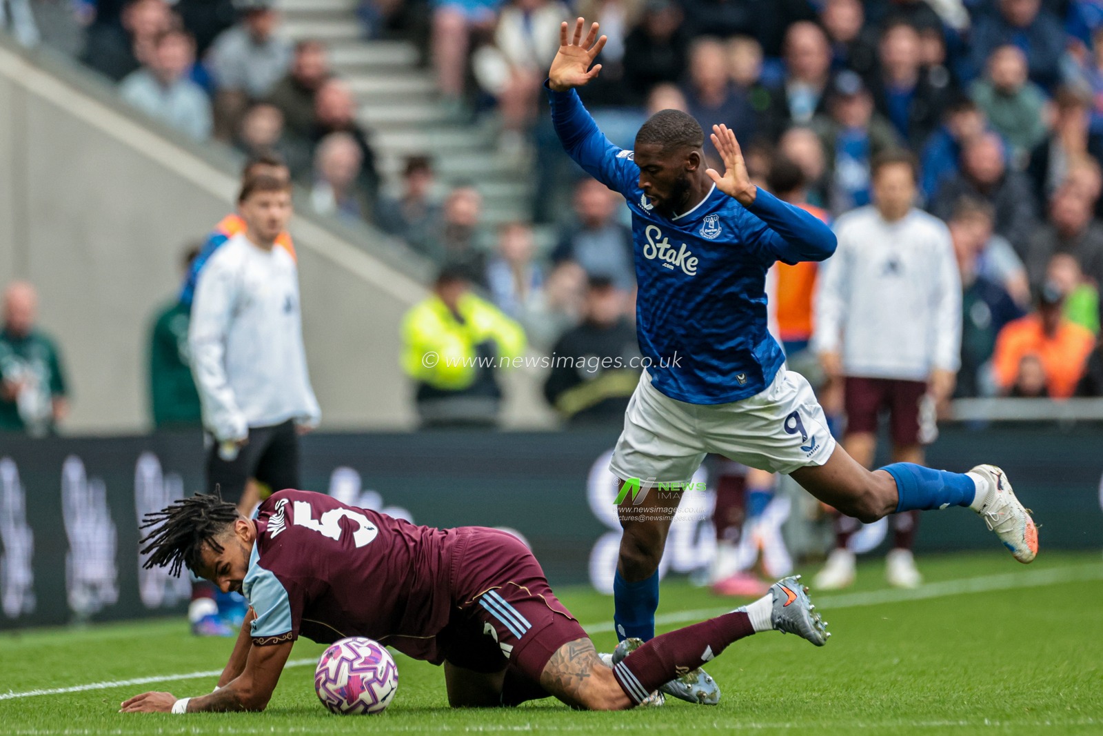 Beto of Everton fouls Tyrone Mings of Aston Villa during the Premier League match Everton vs Aston Villa at Hill Dickinson Stadium, Liverpool, United Kingdom, 13th September 2025

(Photo by Mark Cosgrove/News Images)