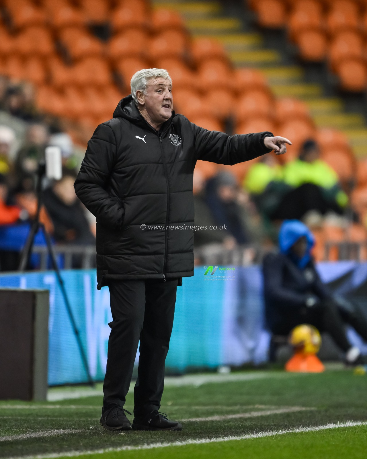 Steve Bruce head coach of Blackpool gives his team instructions during the The Vertu Trophy match Blackpool vs Aston Villa U21 at Bloomfield Road, Blackpool, United Kingdom, 17th December 2024

(Photo by Craig Thomas/News Images)