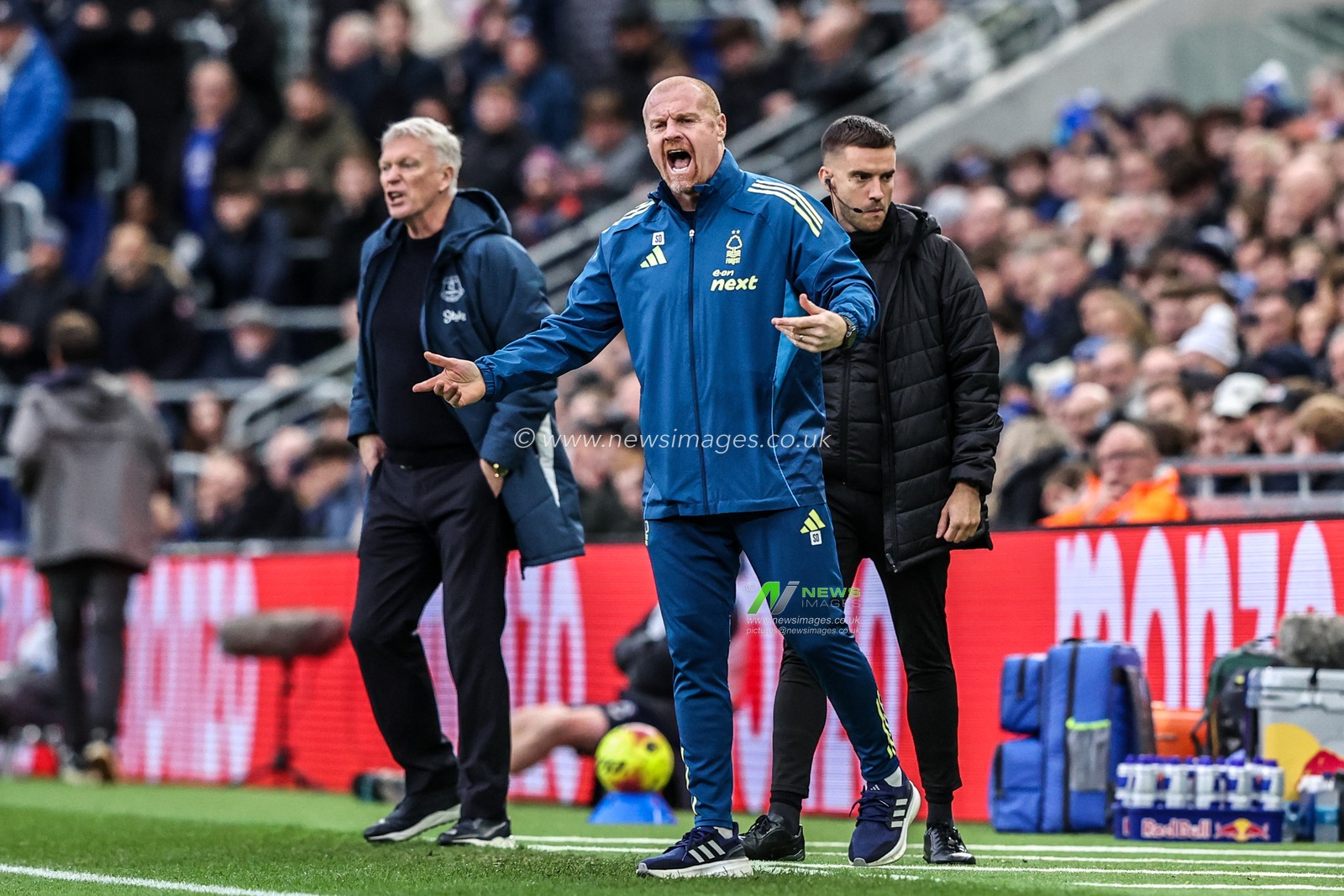 Sean Dyche manager of Nottingham Forest gives his team instructions during the Premier League match Everton vs Nottingham Forest at Hill Dickinson Stadium, Liverpool, United Kingdom, 6th December 2025

(Photo by Alfie Cosgrove/News Images)

*** GER AUT SUI OUT ***