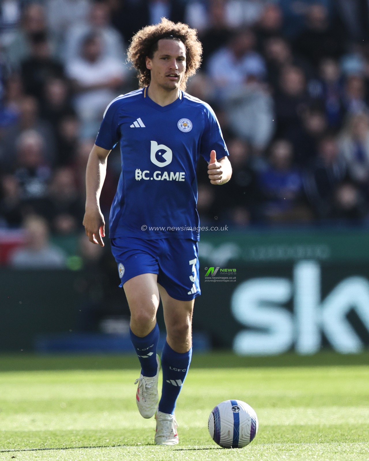 Wout Faes of Leicester City goes forward with the ball during the Premier League match Leicester City vs Liverpool at King Power Stadium, Leicester, United Kingdom, 20th April 2025

(Photo by Alfie Cosgrove/News Images)