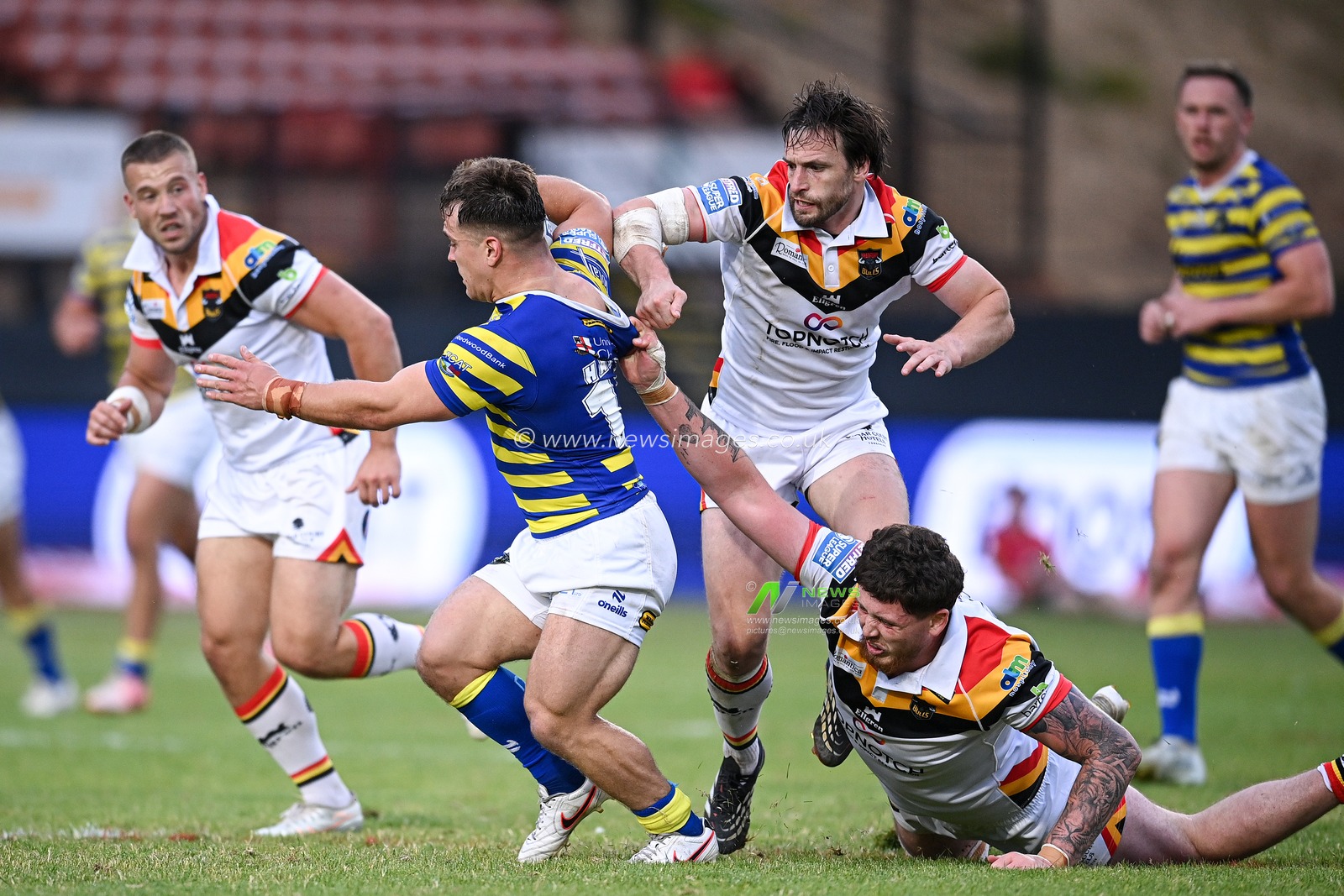 Leon Hayes of Warrington Wolves runs with the ball during the Betfred Super League round 22 match Bradford Bulls vs Warrington Wolves at Odsal Stadium, Bradford, United Kingdom on 08 August 2026

(Photo by Ben Roberts/News Images)