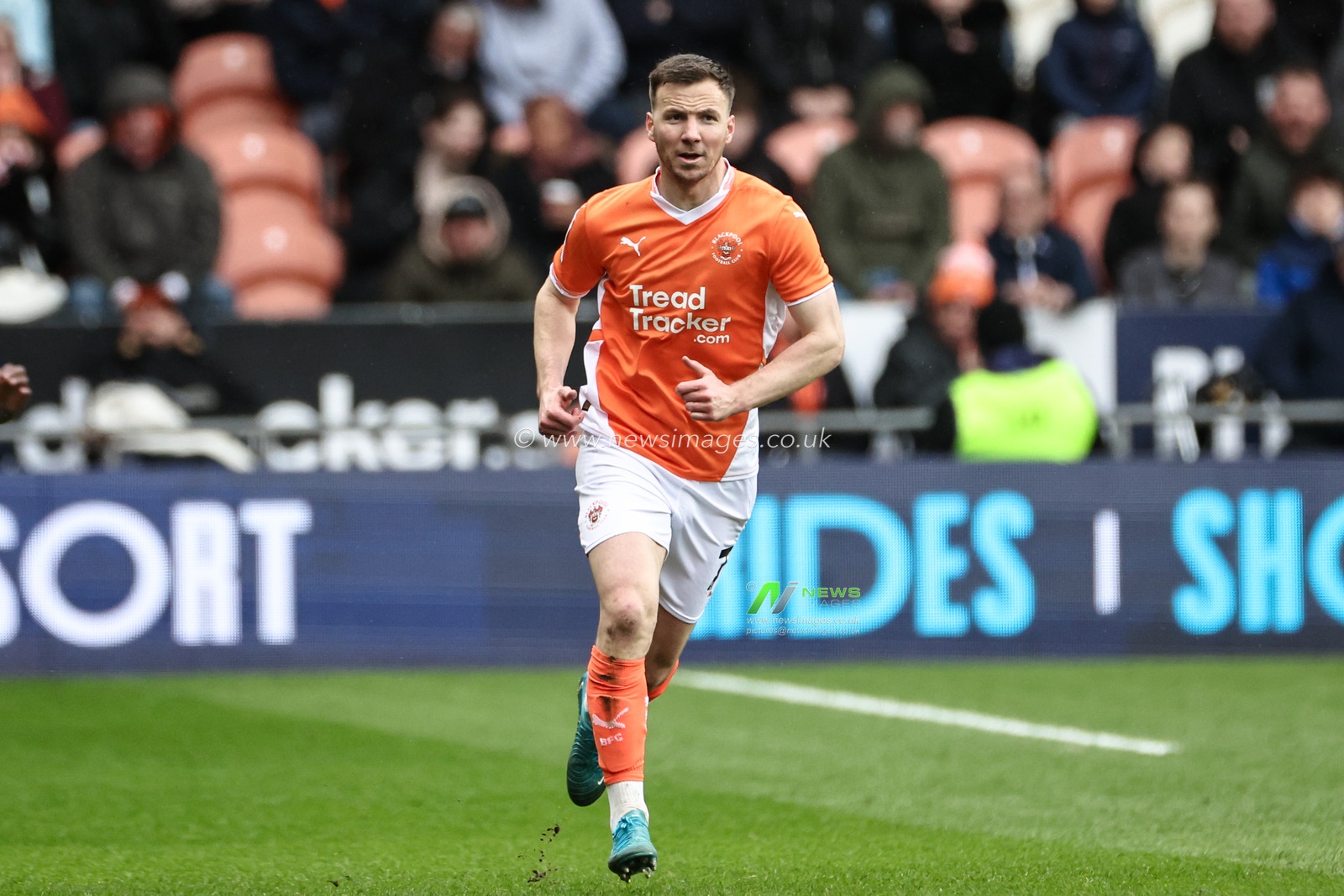 Lee Evans of Blackpool during the Sky Bet League 1 match Blackpool vs Bolton Wanderers at Bloomfield Road, Blackpool, United Kingdom, 29th March 2025

(Photo by Mark Cosgrove/News Images)