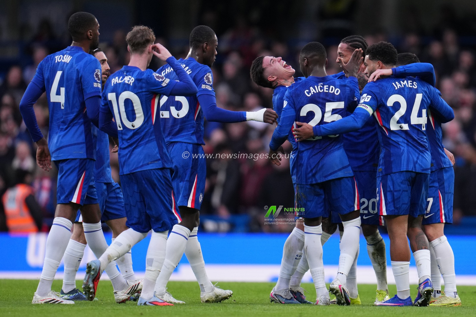 Chelsea players celebrate Joao Pedro of Chelsea goal during the Premier League match Chelsea vs Brentford at Stamford Bridge, London, United Kingdom, 17th January 2026

(Photo by Harvey Murphy/News Images)