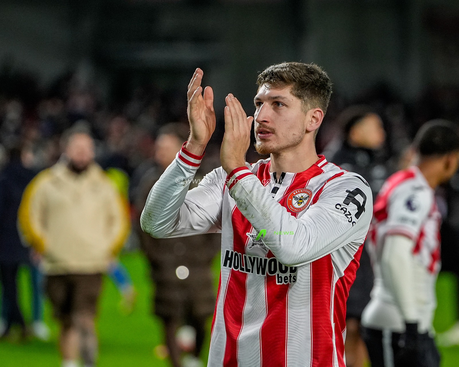 Vitaly Janelt of Brentford applauds the fans after the final whistle during the Premier League match Brentford vs Sunderland at The Gtech Community Stadium, London, United Kingdom, 7th January 2026

(Photo by Maynard Manyowa/News Images)

*** GER AUT SUI OUT ***