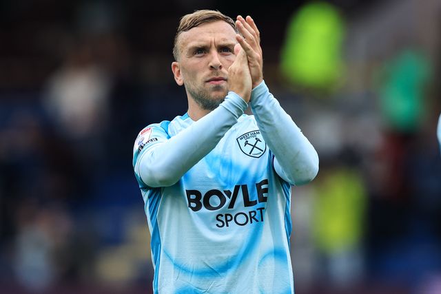 Jarrod Bowen of West Ham United claps fans after 2-2 draw after the Sky Bet Championship match Burnley vs West Ham United at Turf Moor, Burnley, United Kingdom on 16 August 2026

(Photo by Jorge Horsted/News Images)