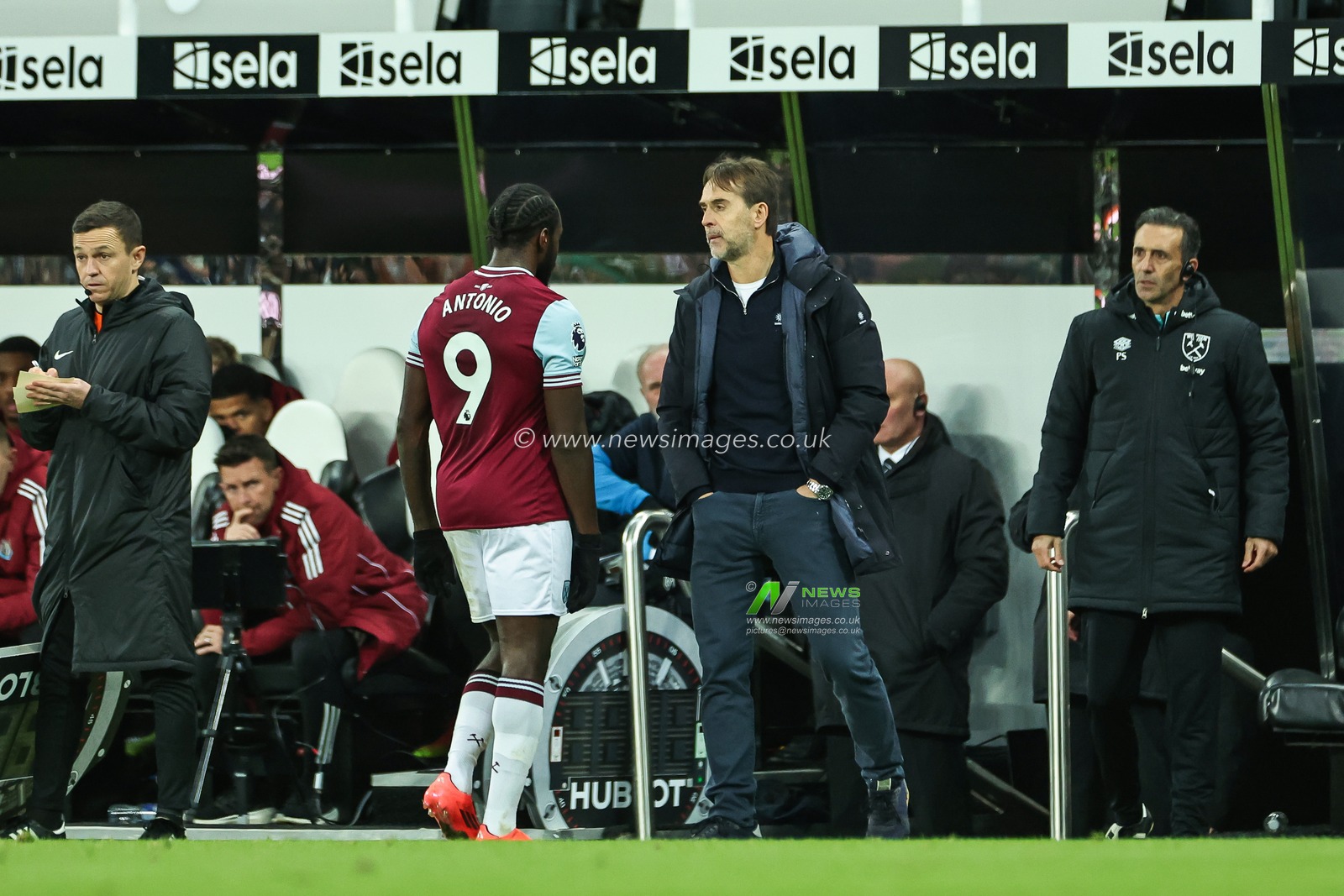 Michail Antonio of West Ham United leaves the fields after being substituted during the Premier League match Newcastle United vs West Ham United at St. James's Park, Newcastle, United Kingdom, 25th November 2024

(Photo by Mark Cosgrove/News Images)