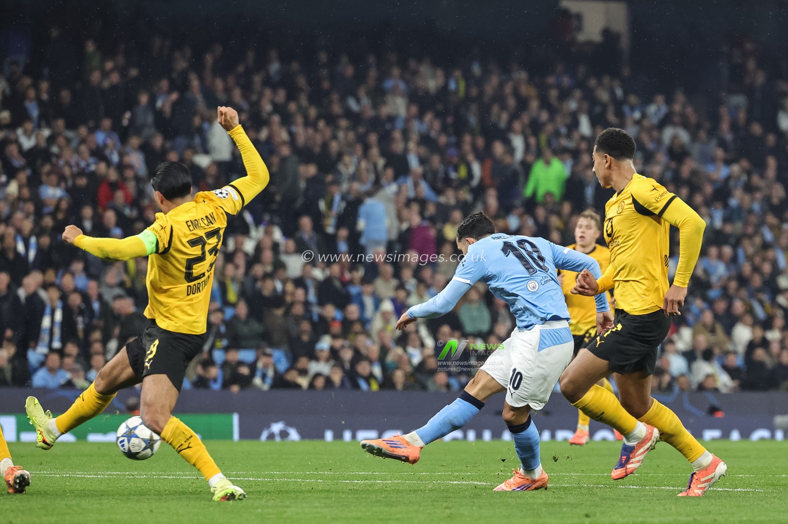 Rayan Cherki of Manchester City scores to make it 4-1 during the UEFA Champions League Matchday 4 of 8 Manchester City vs Borussia Dortmund at the City of Manchester Stadium, Manchester, United Kingdom, 5th November 2025

(Photo by Mark Cosgrove/News Images)

*** GER AUT SUI OUT ***