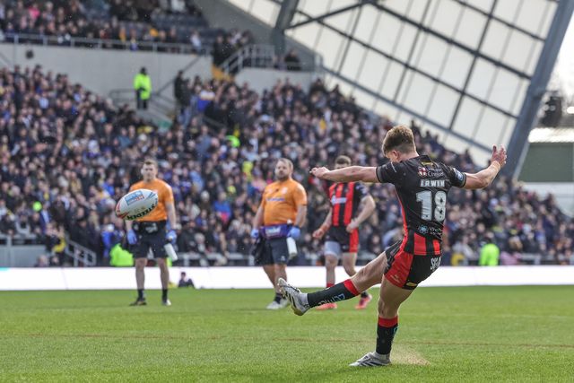 Ewan Irwin of Warrington Wolves scores a penalty  during the Betfred Super League round 6 match Leeds Rhinos vs Warrington Wolves at AMT Headingley Stadium, Leeds, United Kingdom on 29 March 2026

(Photo by Mark Cosgrove/News Images)