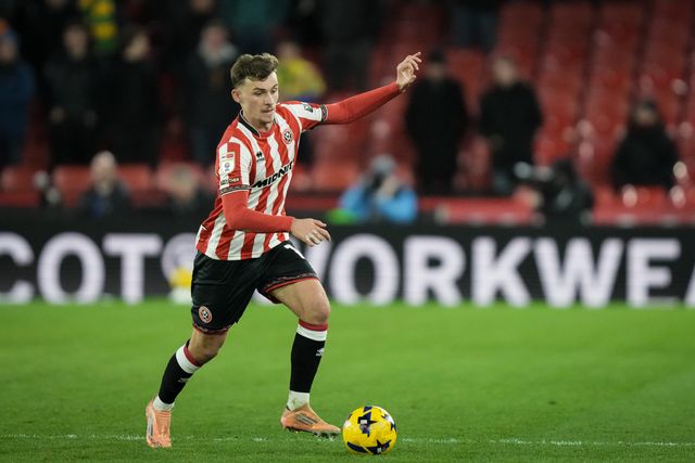 Harrison Burrows of Sheffield United dribbles the ball during the Sky Bet Championship match Sheffield United vs Norwich City at Bramall Lane, Sheffield, United Kingdom, 9th December 2025

(Photo by Maynard Manyowa/News Images)

*** GER AUT SUI OUT ***