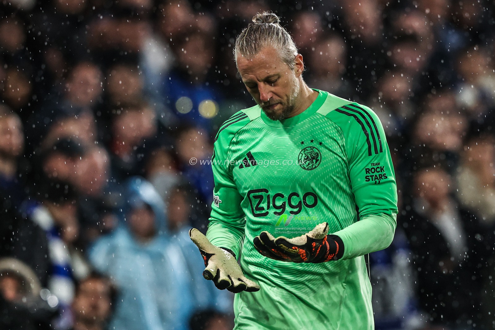 Ajax goalkeeper Remko Pasveerduring the UEFA Champions League Matchday 3 of 8 Chelsea vs Ajax at Stamford Bridge, London, United Kingdom, 22nd October 2025

(Photo by Alfie Cosgrove/News Images)