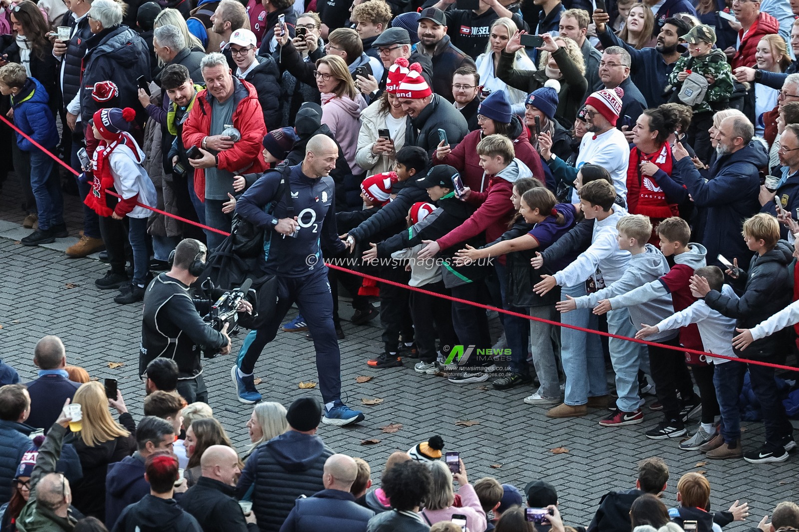 Steve Borthwick head coach of England is treated but the fans as he arrives during the Quilter Nations Series 2025 match England vs Fiji at Allianz Stadium, Twickenham, United Kingdom, 8th November 2025

(Photo by Mark Cosgrove/News Images)

*** GER AUT SUI OUT ***