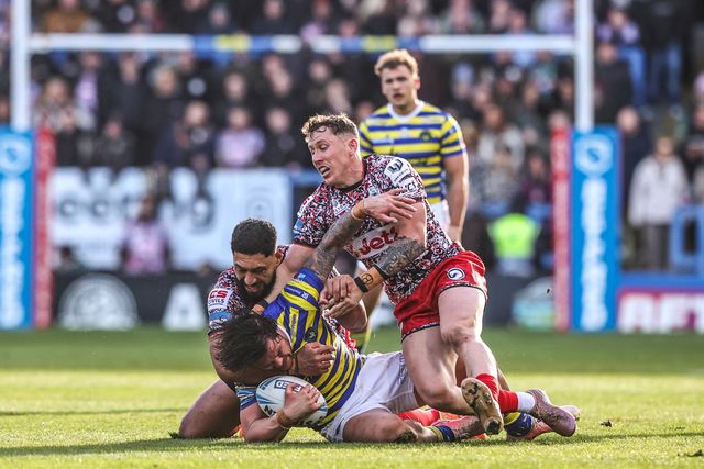 James Bentley of Warrington Wolves is tackled during the Betfred Challenge Cup Quarter Final match Warrington Wolves vs Leigh Leopards at The Halliwell Jones Stadium, Warrington, United Kingdom on 11 April 2026

(Photo by Alfie Cosgrove/News Images)