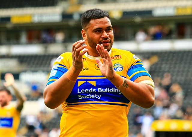 Sam Lisone of Leeds Rhinos applauds fans during the Betfred Super League Round 24 match Hull FC vs Leeds Rhinos at MKM Stadium, Hull, United Kingdom, 30th August 2025

(Photo by Richard Bierton/News Images)