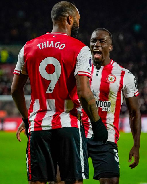 Igor Thiago of Brentford celebrates his goal with Michael Kayode of Brentford to make it 1-0 during the Premier League match Brentford vs Sunderland at The Gtech Community Stadium, London, United Kingdom, 7th January 2026

(Photo by Maynard Manyowa/News Images)

*** GER AUT SUI OUT ***