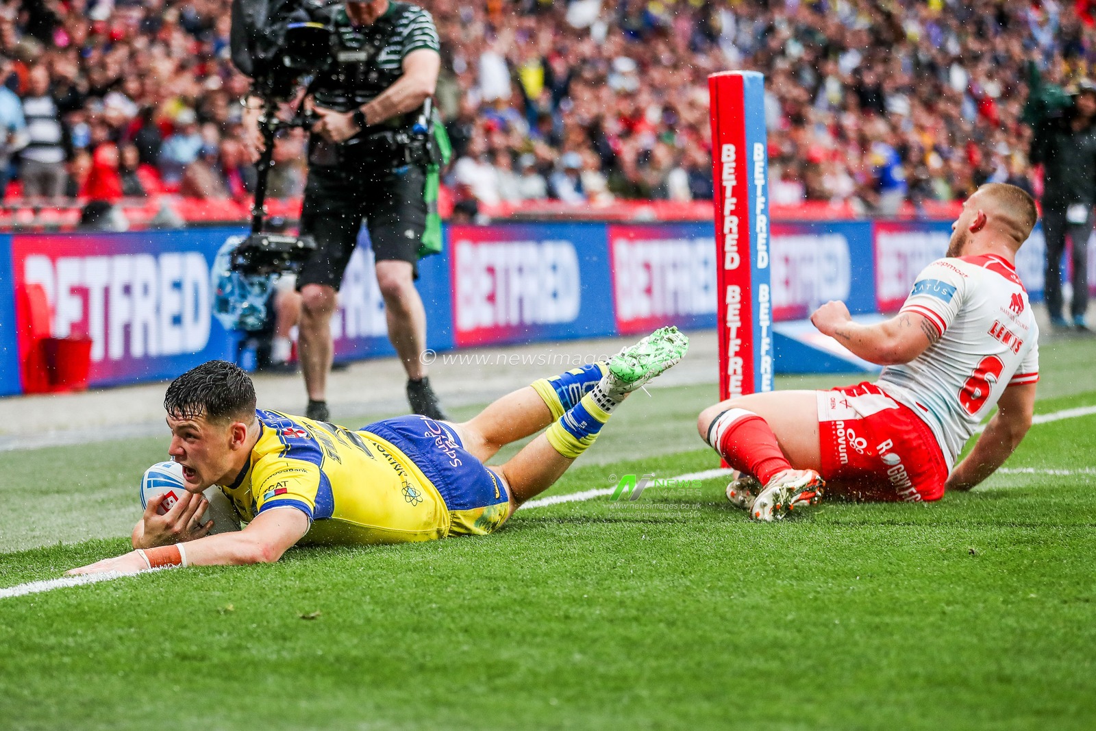 Josh Thewlis of Warrington Wolves goes over for a try during the Betfred Challenge Cup Final Warrington Wolves vs Hull KR at Wembley Stadium, London, United Kingdom, 7th June 2025

(Photo by Izzy Poles/News Images)