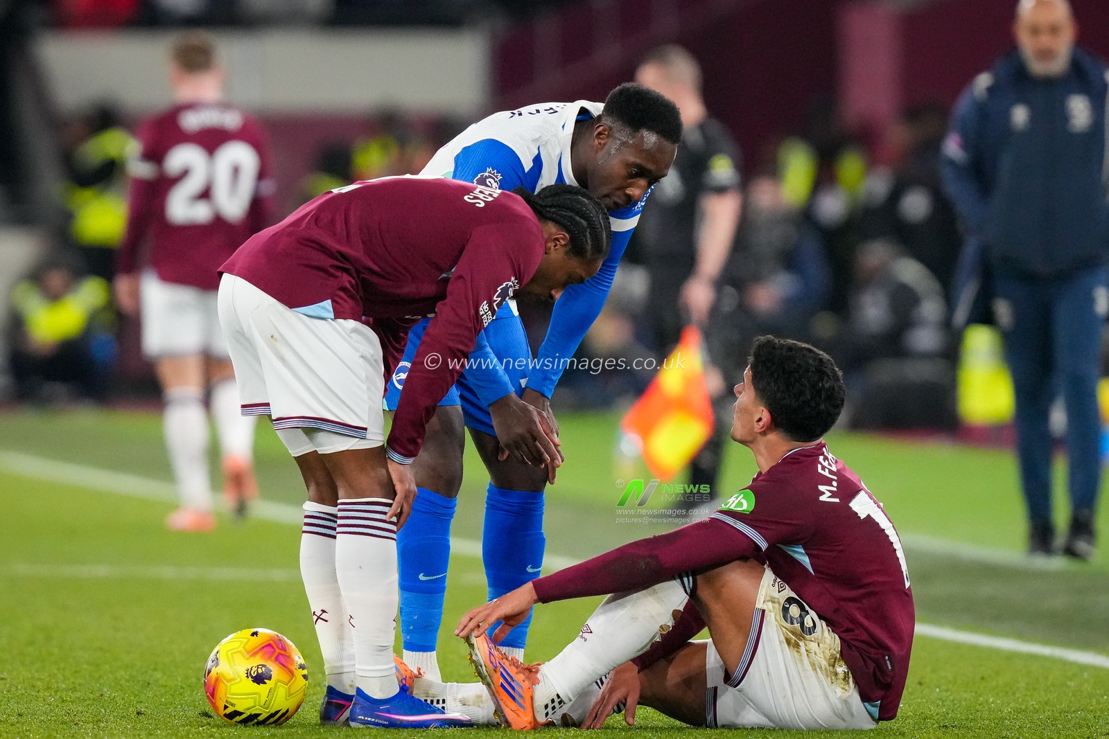 Danny Welbeck of Brighton & Hove Albion and Kyle Walker-Peters of West Ham United speak to Mateus Fernandes of West Ham United after the latter goes down clutching his foot during the Premier League match West Ham United vs Brighton and Hove Albion at London Stadium, London, United Kingdom, 30th December 2025

(Photo by Maynard Manyowa/News Images)

*** GER AUT SUI OUT ***