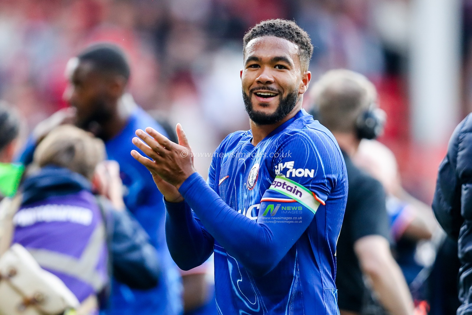 Chelsea celebrate their Champions League place after the teams victory following the Premier League match Nottingham Forest vs Chelsea at City Ground, Nottingham, United Kingdom, 25th May 2025

(Photo by Izzy Poles/News Images)