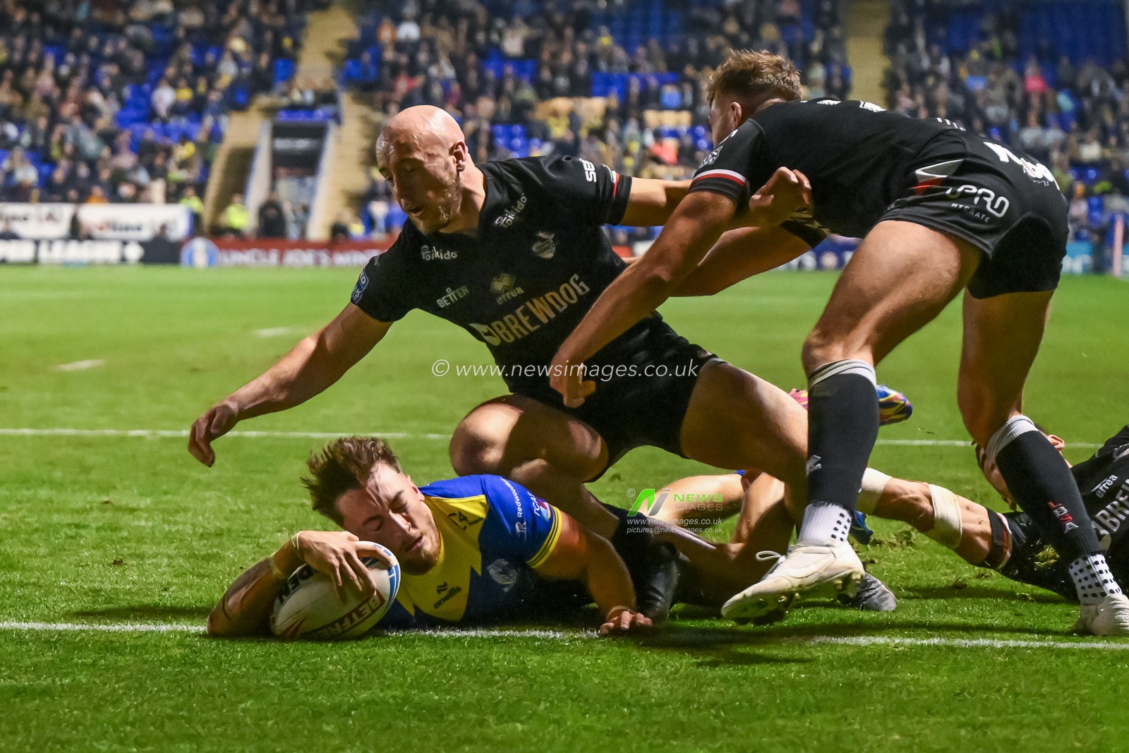 Matty Ashton of Warrington Wolves goes over to complete a hat trick of tries during the Betfred Super League Round 27 match Warrington Wolves vs London Broncos at Halliwell Jones Stadium, Warrington, United Kingdom, 20th September 2024

(Photo by Craig Thomas/News Images)