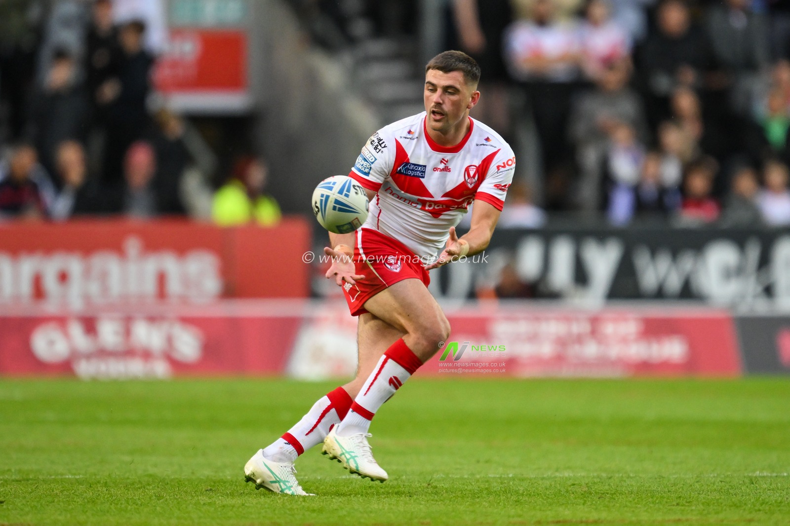 Lewis Dodd of St. Helens in action during the Betfred Super League Round 16 match St Helens vs Castleford Tigers at Totally Wicked Stadium, St Helens, United Kingdom, 5th July 2024

(Photo by Craig Thomas/News Images)