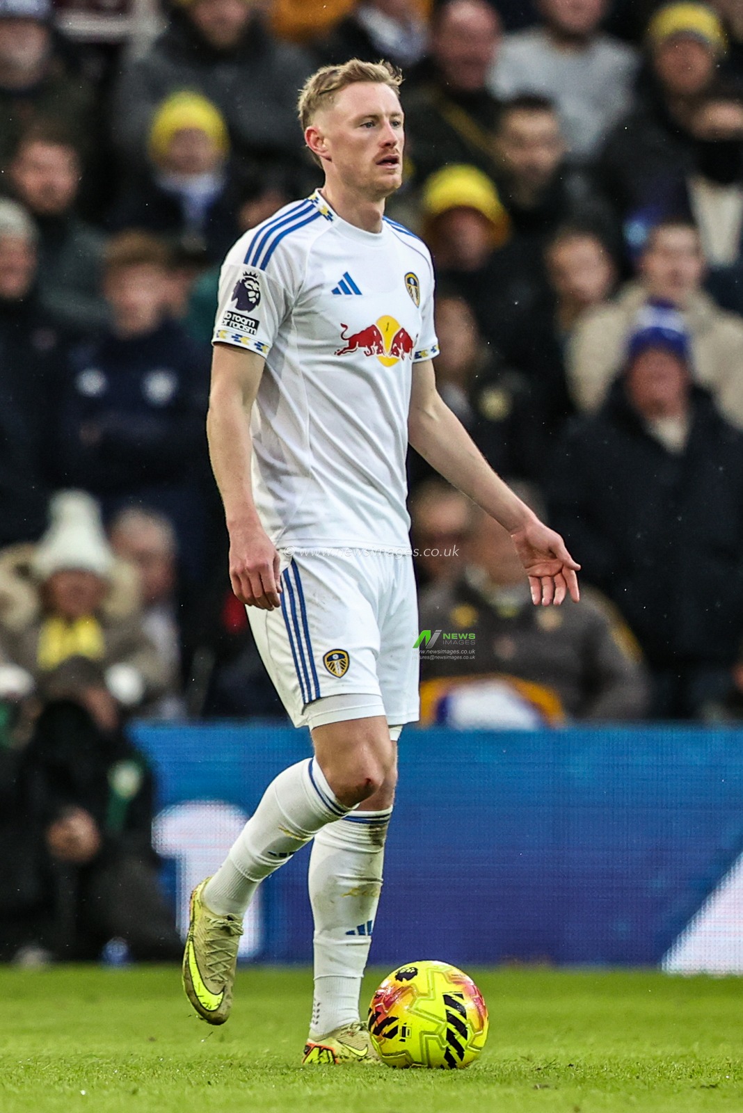 Sean Longstaff of Leeds United during the Premier League match Leeds United vs Aston Villa at Elland Road, Leeds, United Kingdom, 23rd November 2025

(Photo by Alfie Cosgrove/News Images)

*** GER AUT SUI OUT ***