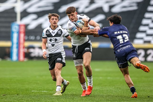 Davy Litten of Hull FC evades a tackle from Anthony Marion of Toulouse Olympique during the Betfred Super League round 10 match Hull FC vs Toulouse Olympique at MKM Stadium, Hull, United Kingdom on 03 May 2026

(Photo by Alfie Cosgrove/News Images)