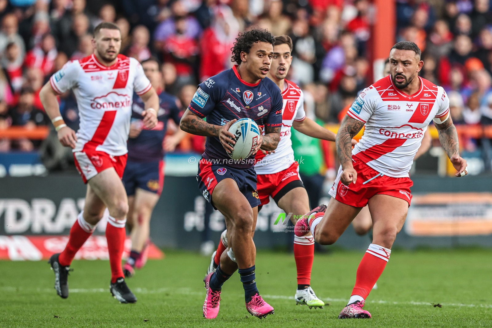 Tristan Sailor of St. Helens breaks with the ball during the Betfred Super League Semi Final 2 match Hull KR vs St Helens at Sewell Group Craven Park, Kingston upon Hull, United Kingdom, 3rd October 2025

(Photo by Alfie Cosgrove/News Images)