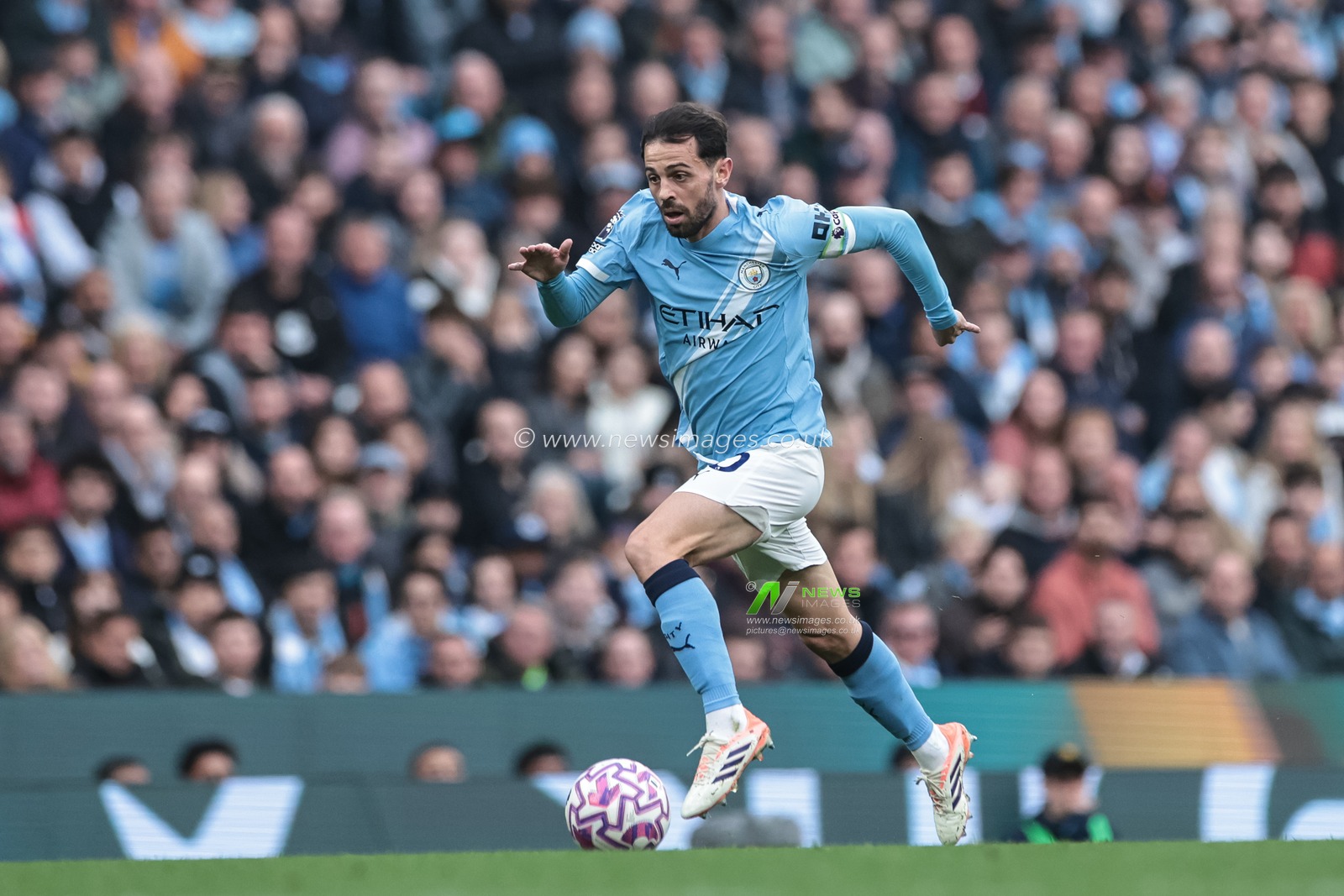 Bernardo Silva of Manchester City breaks with the ball during the Premier League match Manchester City vs Everton at Etihad Stadium, Manchester, United Kingdom, 18th October 2025

(Photo by Mark Cosgrove/News Images)