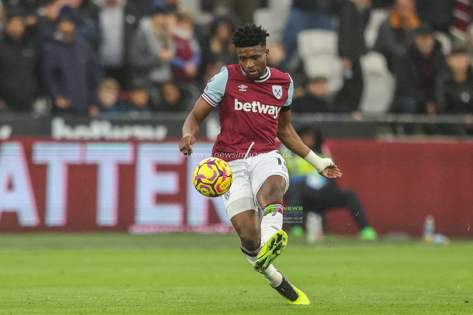 Mohammed Kudus of West Ham United passes the ball during the Premier League match West Ham United vs Brighton and Hove Albion at London Stadium, London, United Kingdom, 21st December 2024

(Photo by Alfie Cosgrove/News Images)