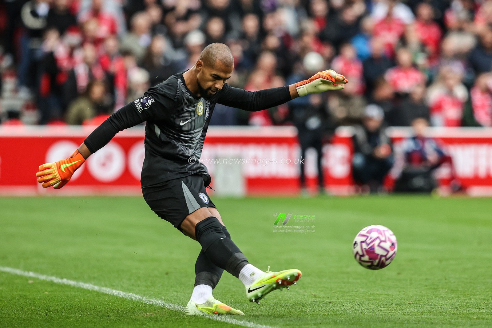 Chelsea goalkeeper Robert Sanchez takes a goal kick during the Premier League match Nottingham Forest vs Chelsea at City Ground, Nottingham, United Kingdom, 18th October 2025

(Photo by Alfie Cosgrove/News Images)