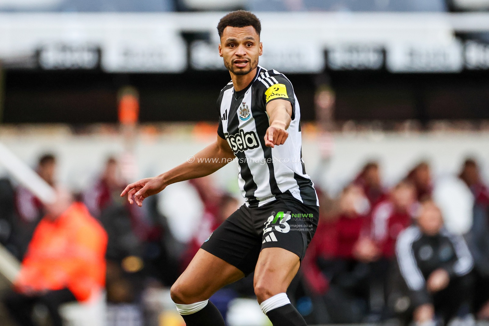 Jacob Murphy of Newcastle United gives the team instructions during the Premier League match Newcastle United vs Fulham at St. James's Park, Newcastle, United Kingdom, 1st February 2025

(Photo by Mark Cosgrove/News Images)