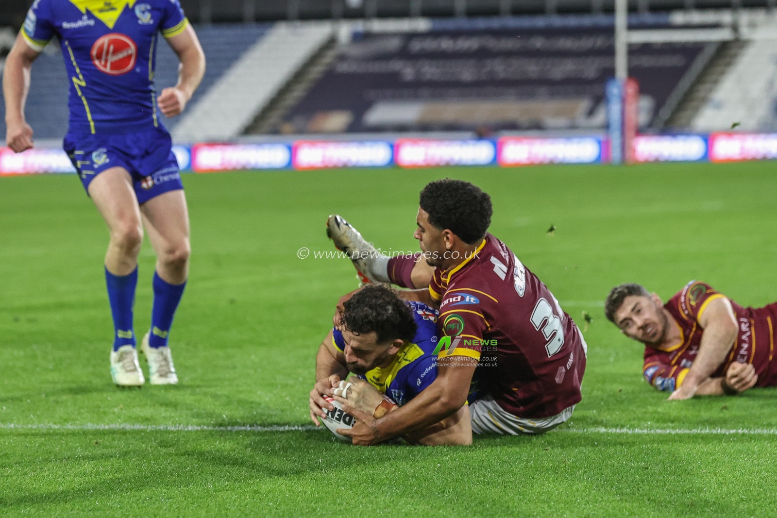 Toby King of Warrington Wolves goes over for a try during the Betfred Super League Round 26 match Huddersfield Giants vs Warrington Wolves at John Smith's Stadium, Huddersfield, United Kingdom, 14th September 2024

(Photo by Alfie Cosgrove/News Images)
