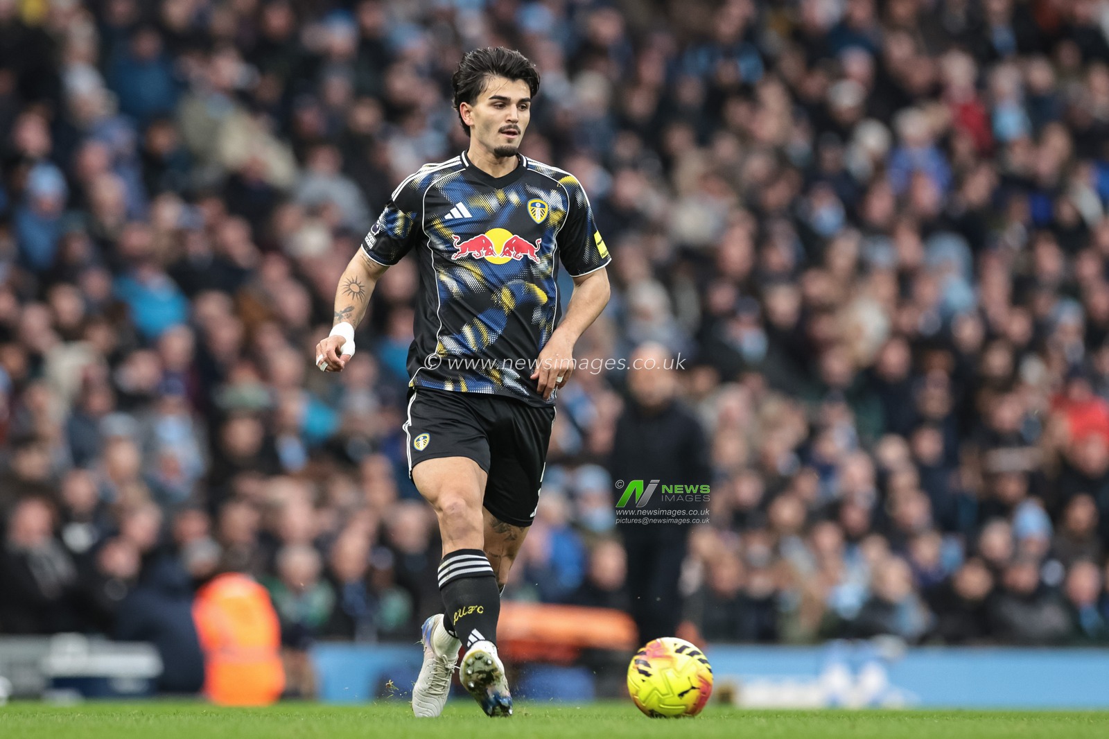 Pascal Struijk of Leeds United breaks with the ball during the Premier League match Manchester City vs Leeds United at Etihad Stadium, Manchester, United Kingdom, 29th November 2025

(Photo by Mark Cosgrove/News Images)

*** GER AUT SUI OUT ***