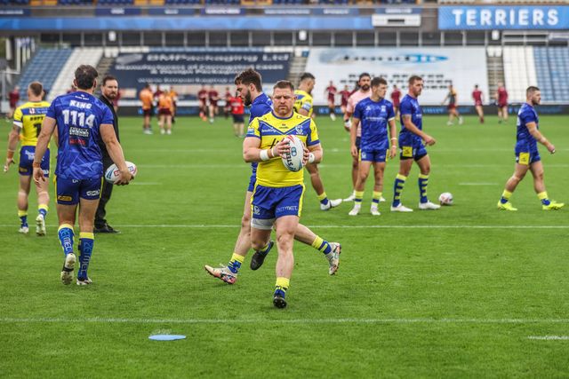 Luke Yates of Warrington Wolves in the pregame warmup session during the Betfred Super League Round 23 match Huddersfield Giants vs Warrington Wolves at Accu Stadium, Huddersfield, United Kingdom, 24th August 2025

(Photo by Alfie Cosgrove/News Images)