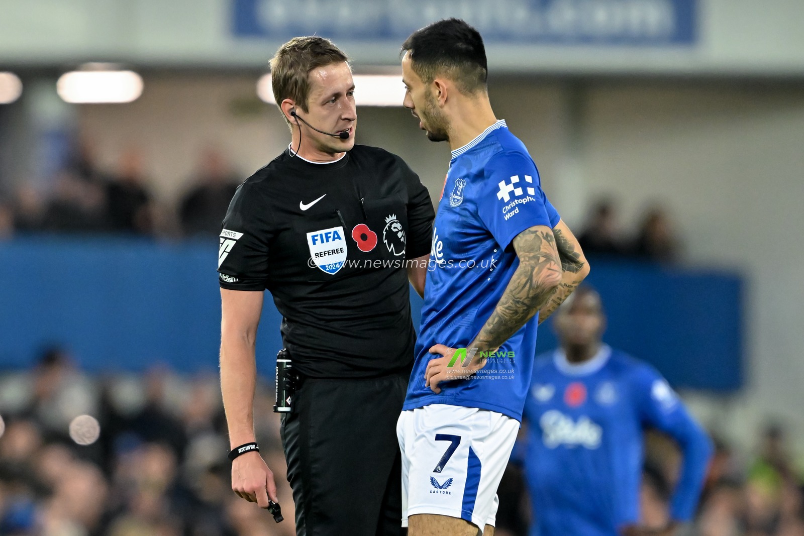 Referee John Brooks speaks with Dwight McNeil of Everton during the Premier League match Everton vs Fulham at Goodison Park, Liverpool, United Kingdom, 26th October 2024

(Photo by Cody Froggatt/News Images)