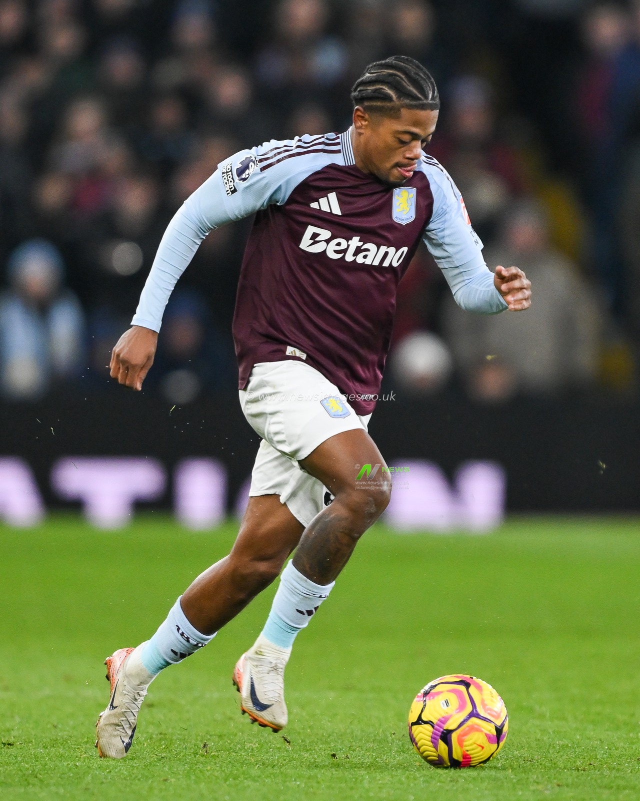Leon Bailey of Aston Villa makes a break with the ball during the Premier League match Aston Villa vs Leicester City at Villa Park, Birmingham, United Kingdom, 4th January 2025

(Photo by Craig Thomas/News Images)