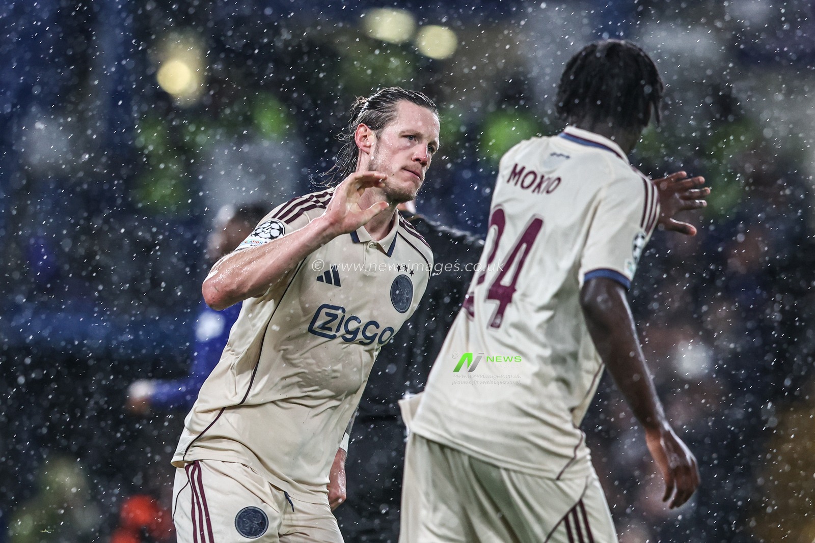 Wout Weghorst of Ajax celebrates his goal to make it 2-1 during the UEFA Champions League Matchday 3 of 8 Chelsea vs Ajax at Stamford Bridge, London, United Kingdom, 22nd October 2025

(Photo by Alfie Cosgrove/News Images)