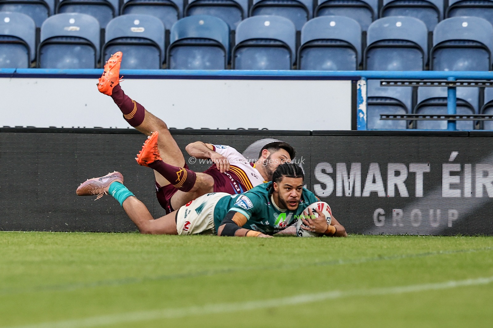 Lewis Murphy of St Helens goes over for a try during the Betfred Super League round 11 match Huddersfield Giants vs St Helens at Accu Stadium, Huddersfield, United Kingdom on 14 May 2026

(Photo by Alfie Cosgrove/News Images)