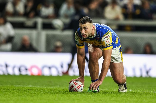 Jake Connor of Leeds Rhinos lines up a penalty during the Betfred Super League round 23 match Leeds Rhinos vs Hull KR at Headingley Stadium, Leeds, United Kingdom, 21st August 2025

(Photo by Alfie Cosgrove/News Images)