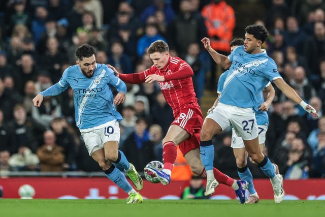 Elliot Anderson of Nottingham Forest breaks with the ball under pressure from Rayan Cherki of Manchester City and Matheus Nunes of Manchester City during the Premier League match Manchester City vs Nottingham Forest at Etihad Stadium, Manchester, United Kingdom on 04 March 2026

(Photo by Mark Cosgrove/News Images)