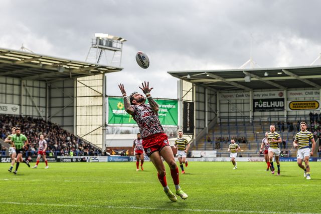Gareth O'Brien of Leigh Leopards jumps up to win the high ball during the Betfred Super League round 7 match Warrington Wolves vs Leigh Leopards at The Halliwell Jones Stadium, Warrington, United Kingdom on 04 April 2026

(Photo by Alfie Cosgrove/News Images)