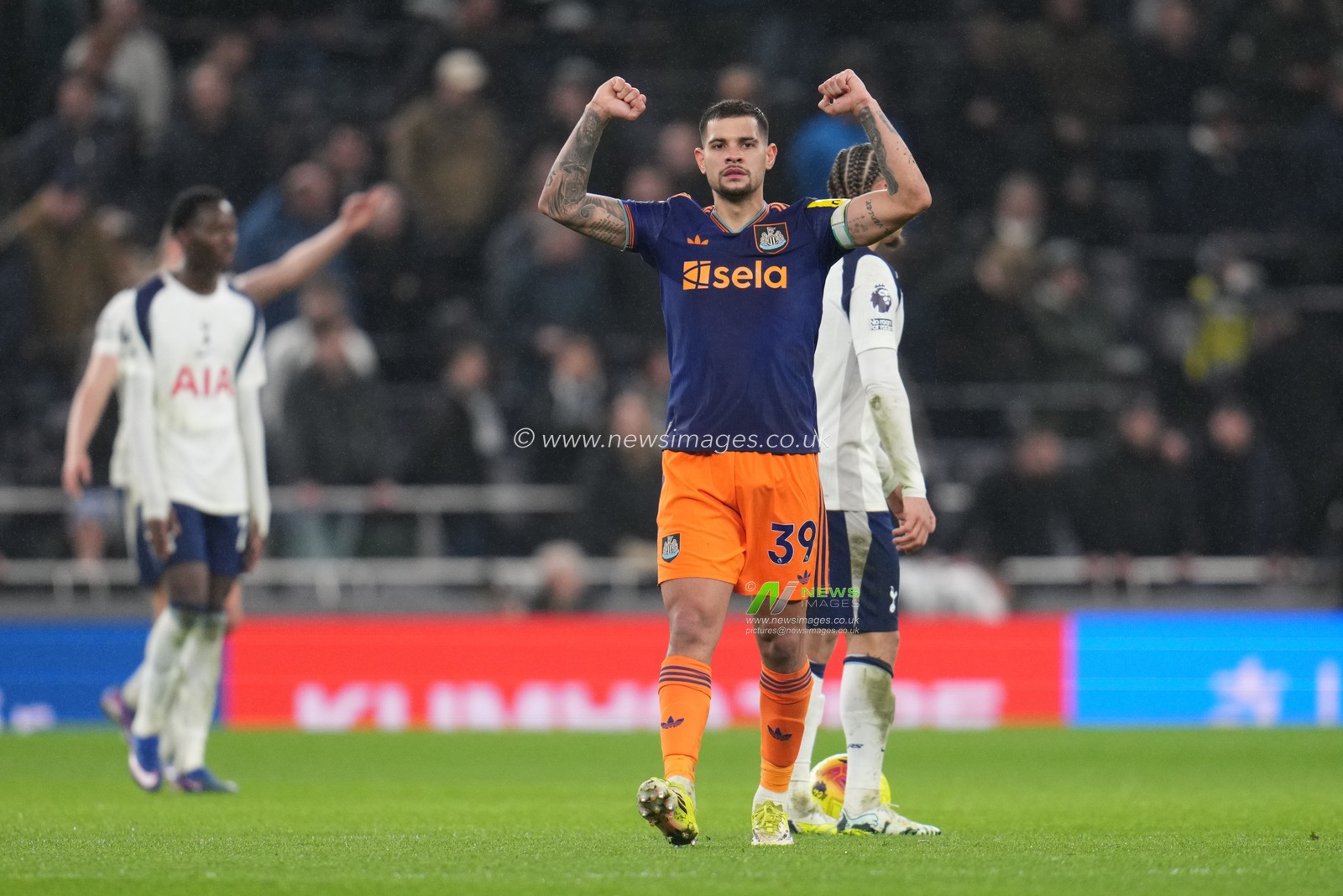 Bruno Guimaraes of Newcastle United celebrates 1-0 with away support during the Premier League match Tottenham Hotspur vs Newcastle Untied at Tottenham Hotspur Stadium, London, United Kingdom on 10 February 2026

(Photo by Harvey Murphy/News Images)