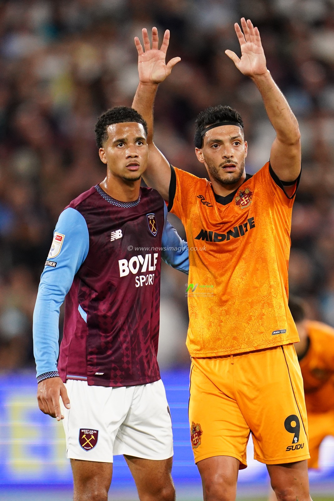 Raul Jimenez of Wolverhampton Wanderers and Divine Mukasa of West Ham United during the Sky Bet Championship match West Ham United vs Wolverhampton Wanderers at London Stadium, London, United Kingdom on 01 September 2026

(Photo by Harvey Murphy/News Images)
