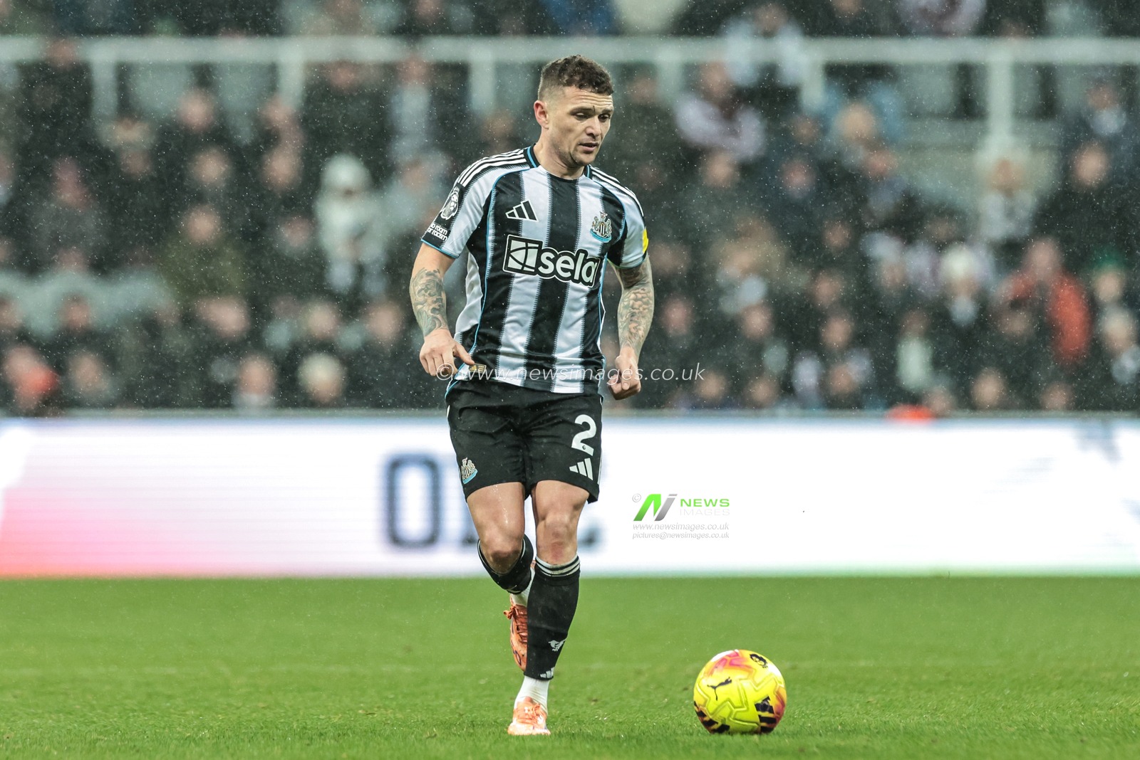 Kieran Trippier of Newcastle United breaks with the ball during the Premier League match Newcastle United vs Aston Villa at St. James's Park, Newcastle, United Kingdom, 25th January 2026

(Photo by Mark Cosgrove/News Images)