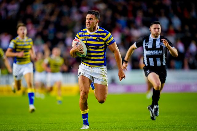 Josh Smith of Warrington Wolves runs the length of the field to score his try during the Betfred Super League round 14 match St Helens vs Warrington Wolves at The BrewDog Stadium, St Helens, United Kingdom on 11 June 2026

(Photo by Maynard Manyowa/News Images)