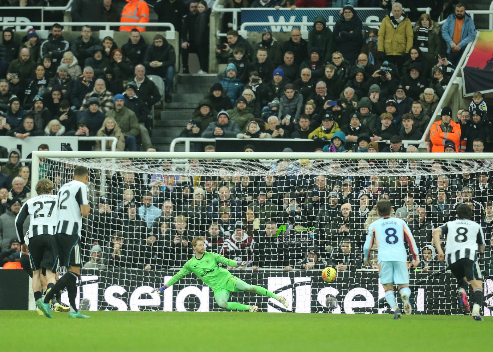 Bruno Guimaraes of Newcastle United scores a penalty to make it 2-2 during the Premier League match Newcastle Untied vs Brentford at St. James's Park, Newcastle, United Kingdom on 07 February 2026

(Photo by Richard Bierton/News Images)