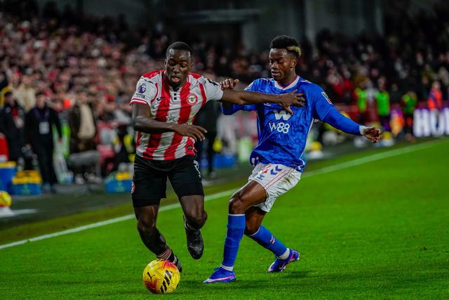 Michael Kayode of Brentford battles for the ball with Simon Adingra of Sunderland during the Premier League match Brentford vs Sunderland at The Gtech Community Stadium, London, United Kingdom, 7th January 2026

(Photo by Maynard Manyowa/News Images)

*** GER AUT SUI OUT ***