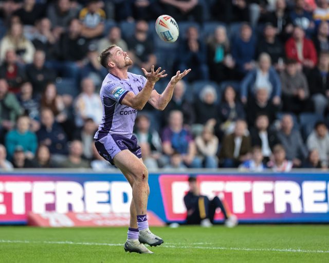 Joe Burgess of Hull KR catches the highball of Jake Connor of Leeds Rhinos during the Betfred Super League round 23 match Leeds Rhinos vs Hull KR at Headingley Stadium, Leeds, United Kingdom, 21st August 2025

(Photo by Mark Cosgrove/News Images)