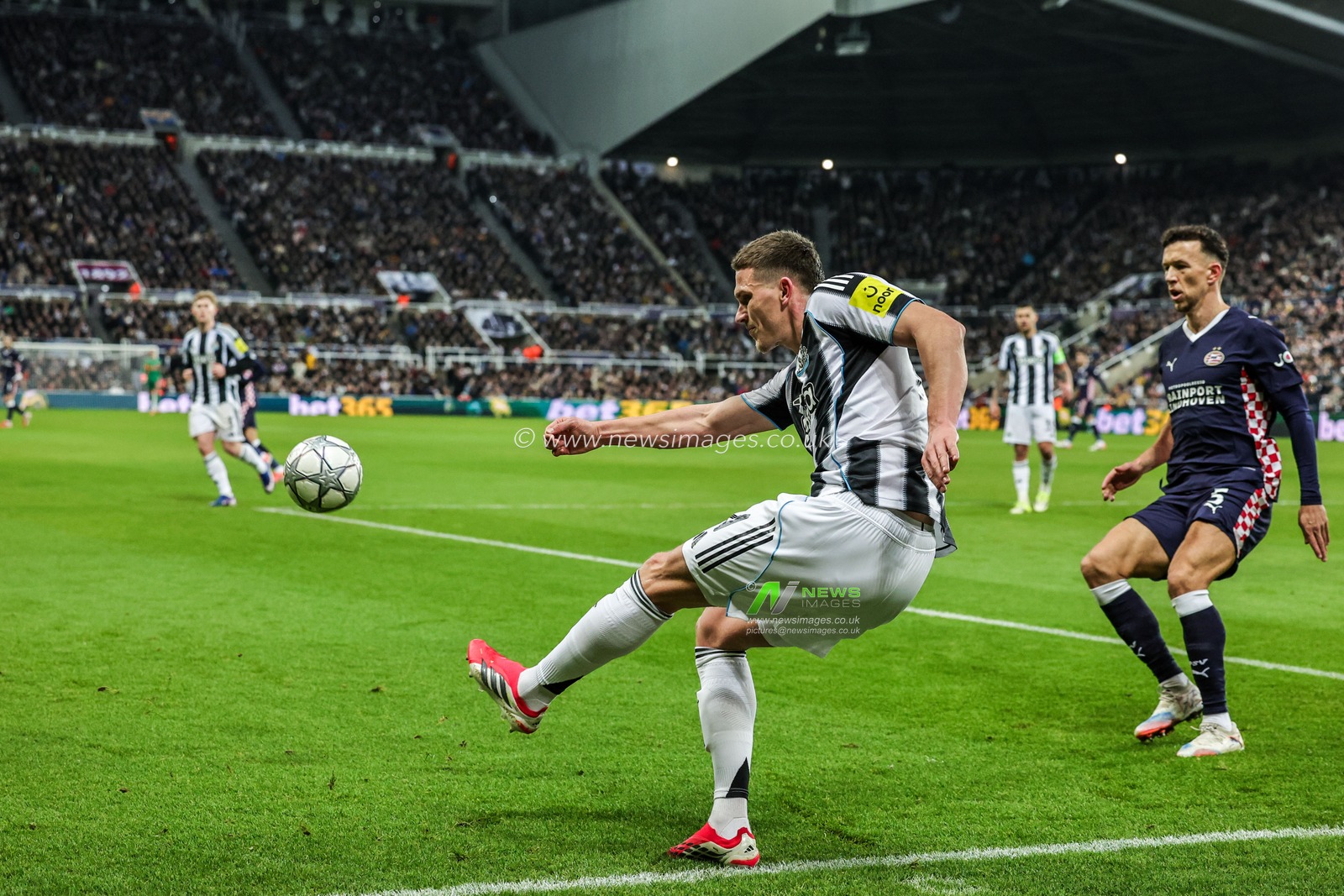 Sven Botman of Newcastle Untied clears the ball during the UEFA Champions League Matchday 7 of 8 Newcastle United v PSV Eindhovenn at St. James's Park, Newcastle, United Kingdom, 21st January 2026

(Photo by Mark Cosgrove/News Images)