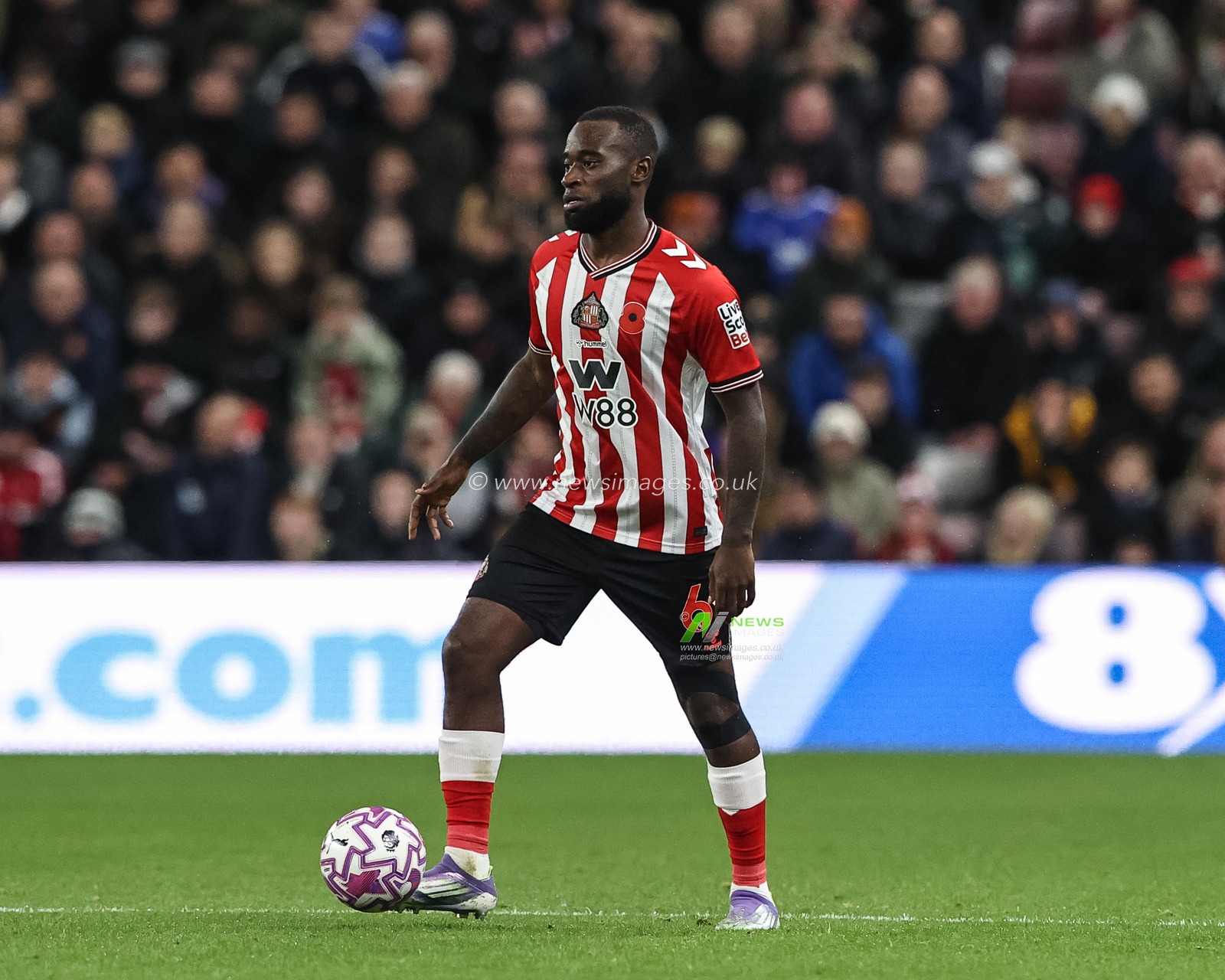 Lutsharel Geertruida of Sunderland with the ball during the Premier League match Sunderland vs Everton at Stadium Of Light, Sunderland, United Kingdom, 3rd November 2025

(Photo by Alfie Cosgrove/News Images)

*** GER AUT SUI OUT ***