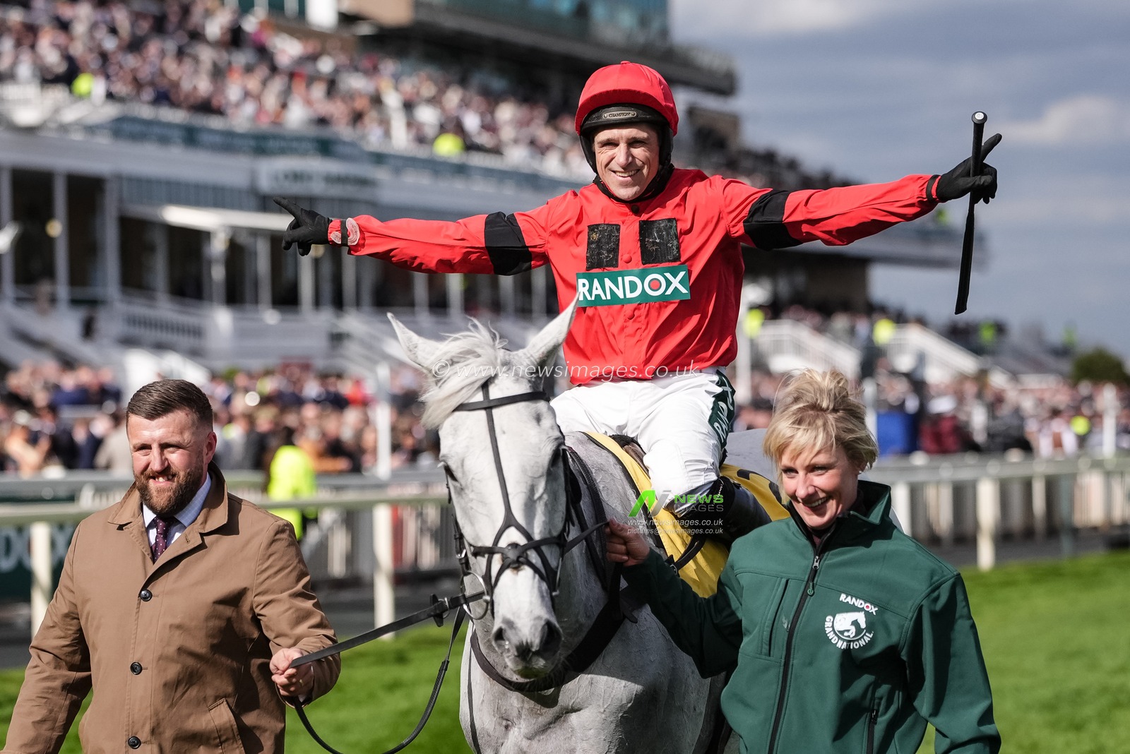 Grey Dawning ridden by Harry Skelton wins the 15:30 Jcb Melling Chase during the 2026 Randox Grand National Ladies Day at Aintree Racecourse, Aintree, United Kingdom on 10 April 2026

(Photo by Mark Cosgrove/News Images)